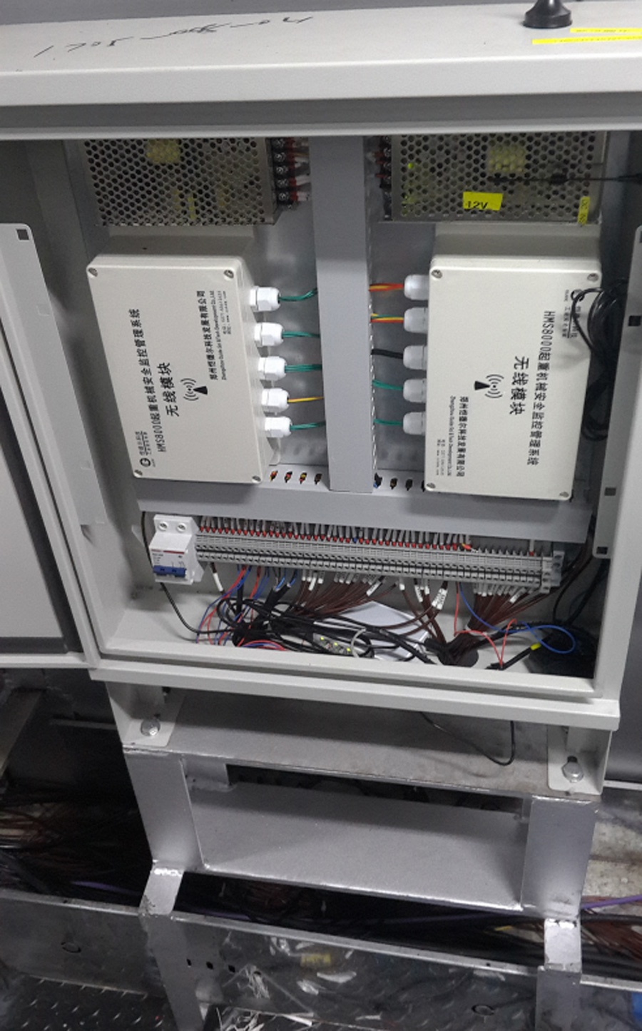 武漢順樂(lè)不銹鋼廠現(xiàn)場(chǎng)安裝橋式冶金吊安全監(jiān)控系統(tǒng)項(xiàng)目